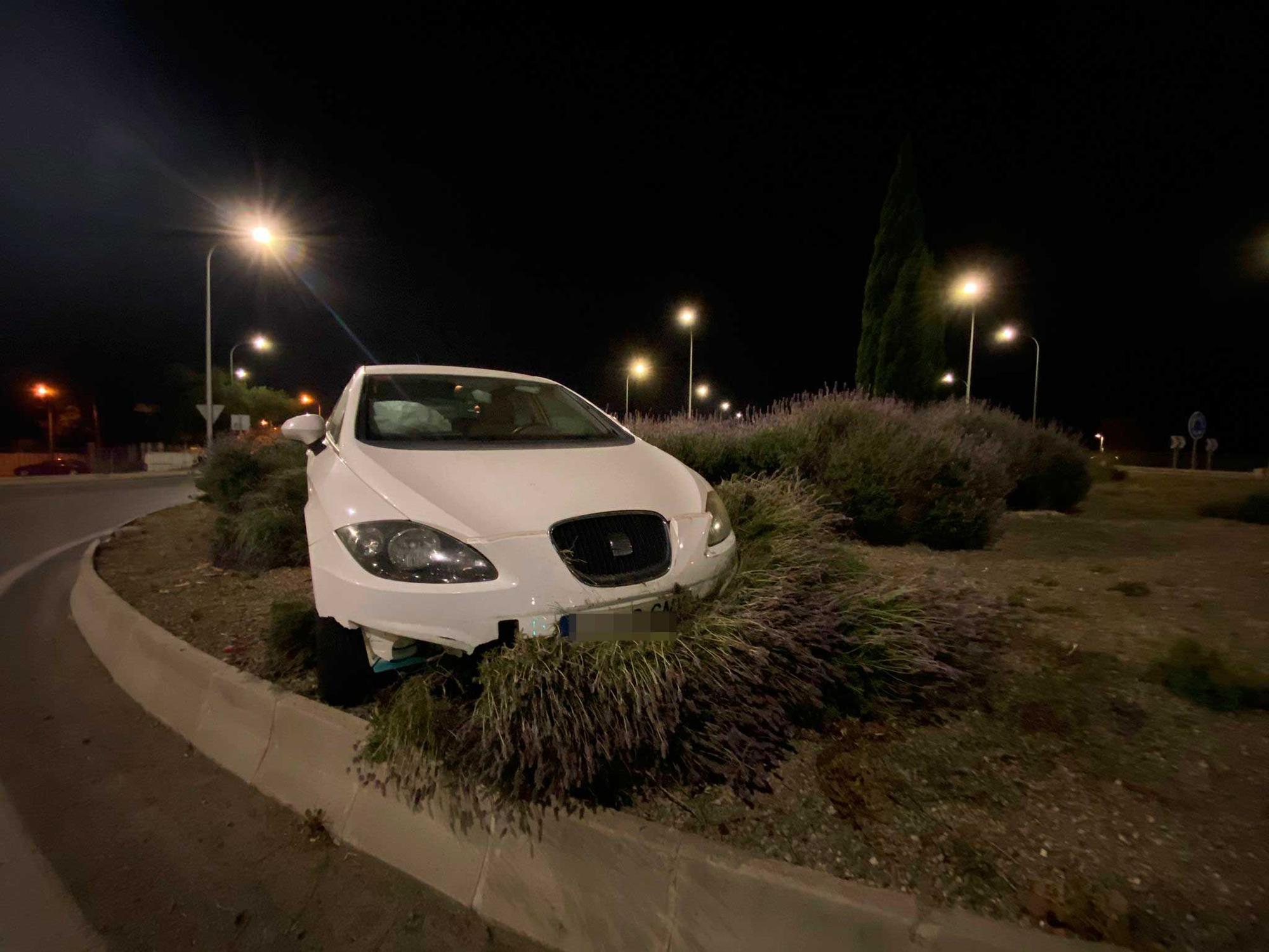 Un coche se estrella contra la rotonda de Can Blau