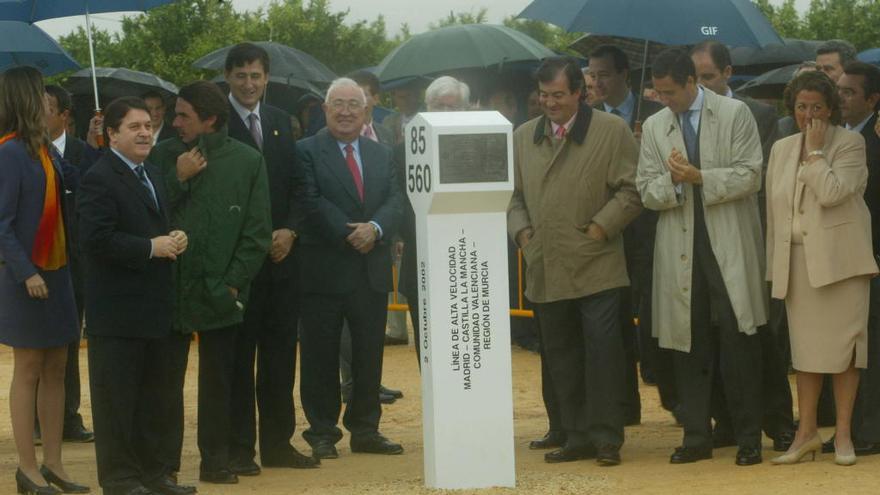 Las autoridades, junto a la placa conmemorativa del acto de colocación de la primera traviesa.