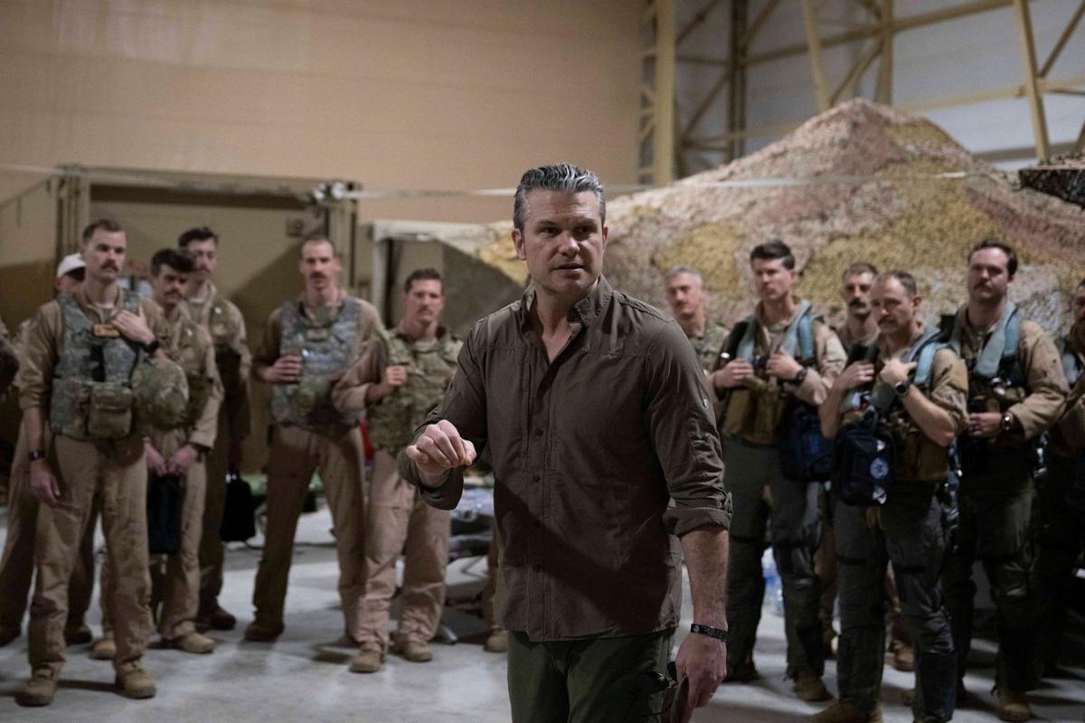 El secretario de Guerra de EEUU, Pete Hegseth, reunido con soldados que participaron en la operación Furia Épica