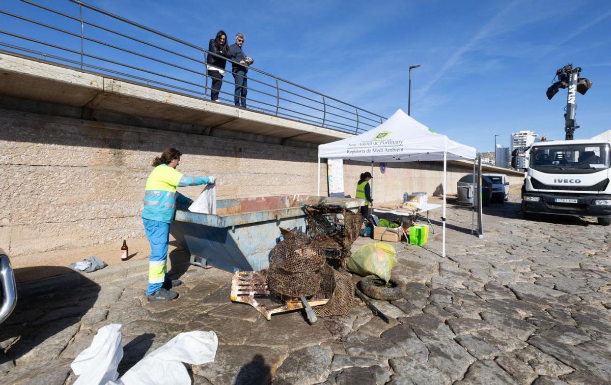 Residuos retirados del fondo de la bahía el pasado mes de febrero. | VICENT MARÍ