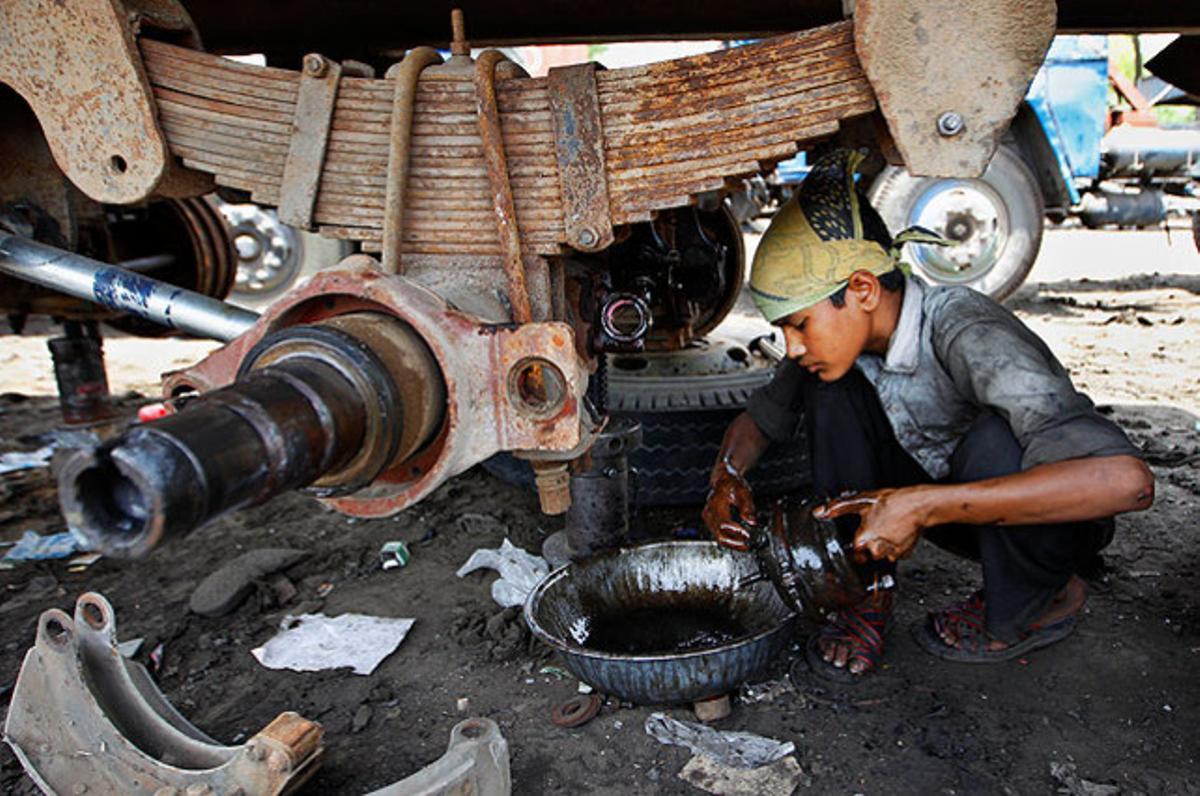 Un noi neteja part d’una camioneta a Nova Delhi durant el Dia Mundial contra el Treball Infantil, que serveix com un catalitzador per al creixent moviment mundial contra aquesta xacra.