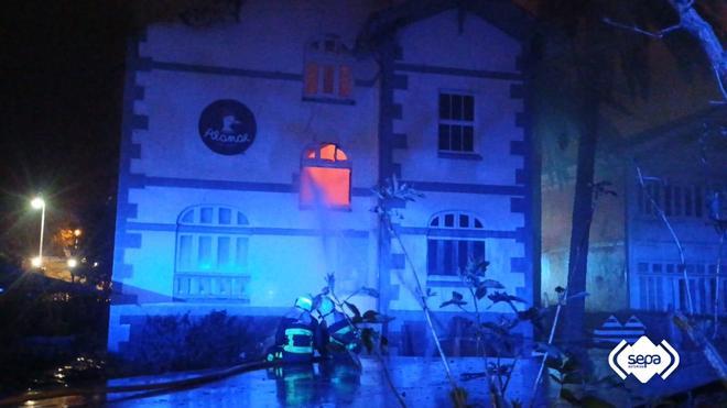 EN IMÁGENES: Un incendio de madrugada calcina por completo una conocida escuela de surf de Salinas
