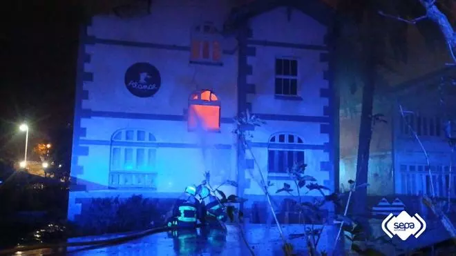 EN IMÁGENES: Un incendio de madrugada calcina por completo una conocida escuela de surf de Salinas