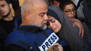 El periodista palestino de Al Jazeera, Wael Dahdouh, abraza a un familiar mientras lamenta la muerte de su hijo.