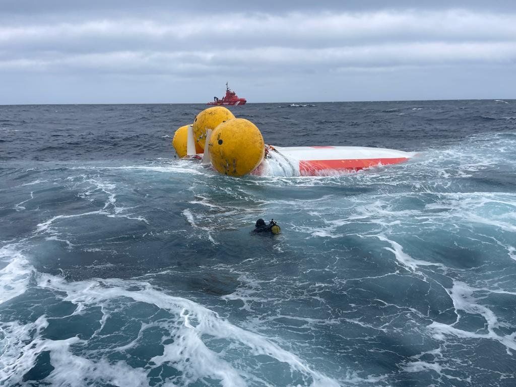 Así fue rescatado el tripulante del velero volcado en Malpica