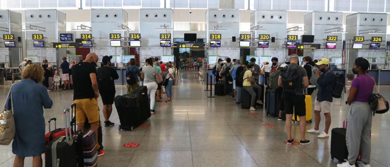 Colas para facturar en el aeropuerto de Málaga.