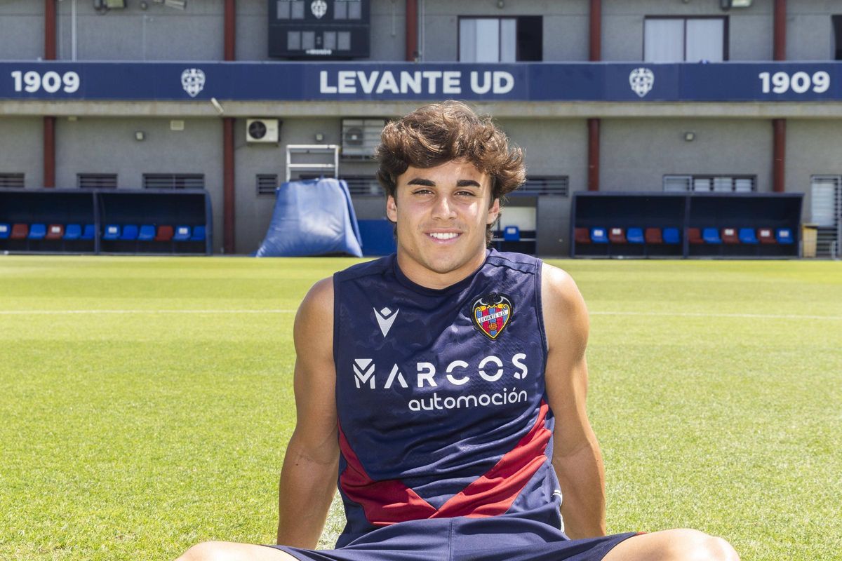Carlos Álvarez, sobre el césped de la Ciudad Deportiva del Levante.