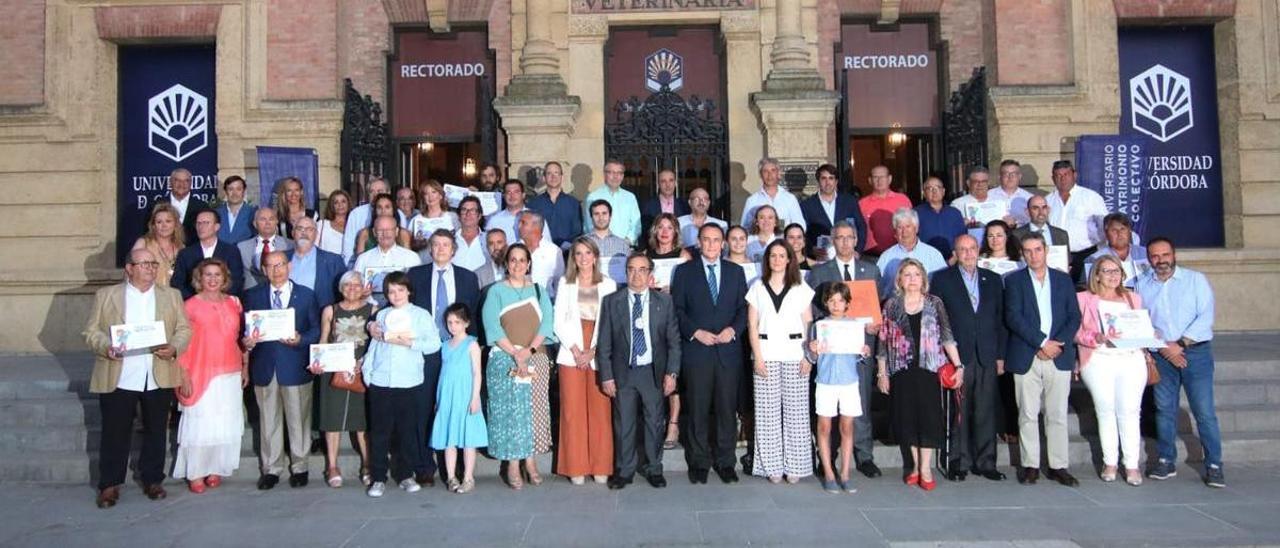 Foto de familia tras el acto de entrega de los Premios Mezquita, en la puerta del Rectorado de la UCO.