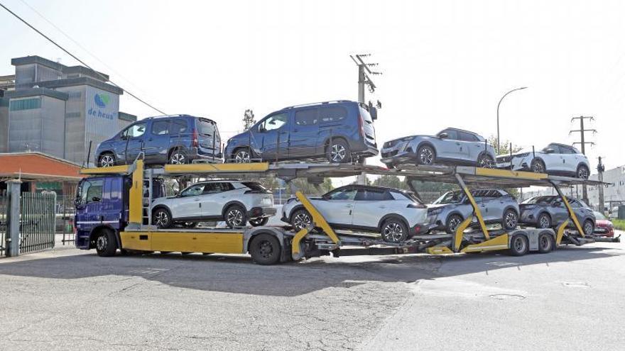 Un camión con furgonetas K9 y varios Peugeot 2008 en la campa de Stellantis Vigo en Porriño. |   // FARO