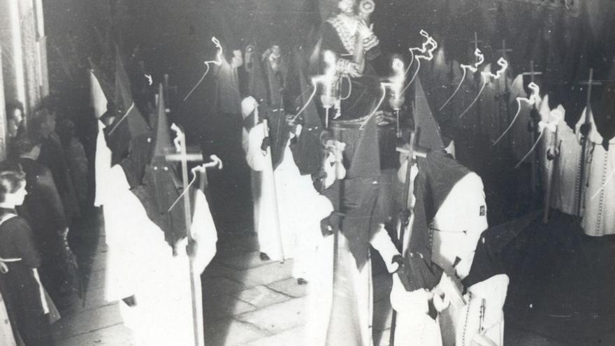 La imagen más antigua de la cofradía, en el Jueves Santo del año 1950.