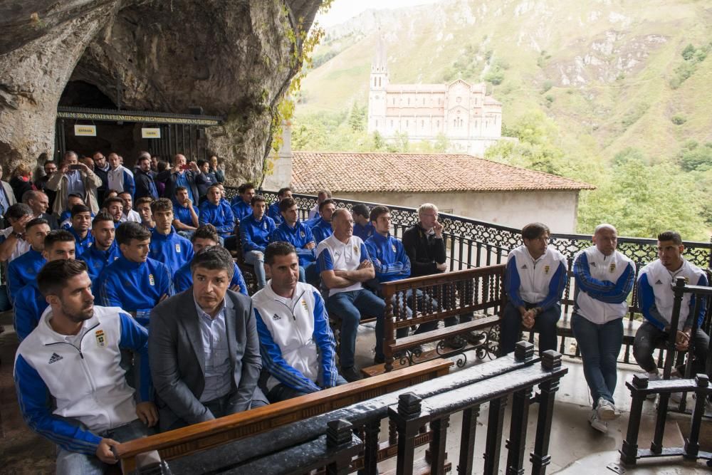 El Real Oviedo realiza la ofrenda floral a la Virgen de Covadonga