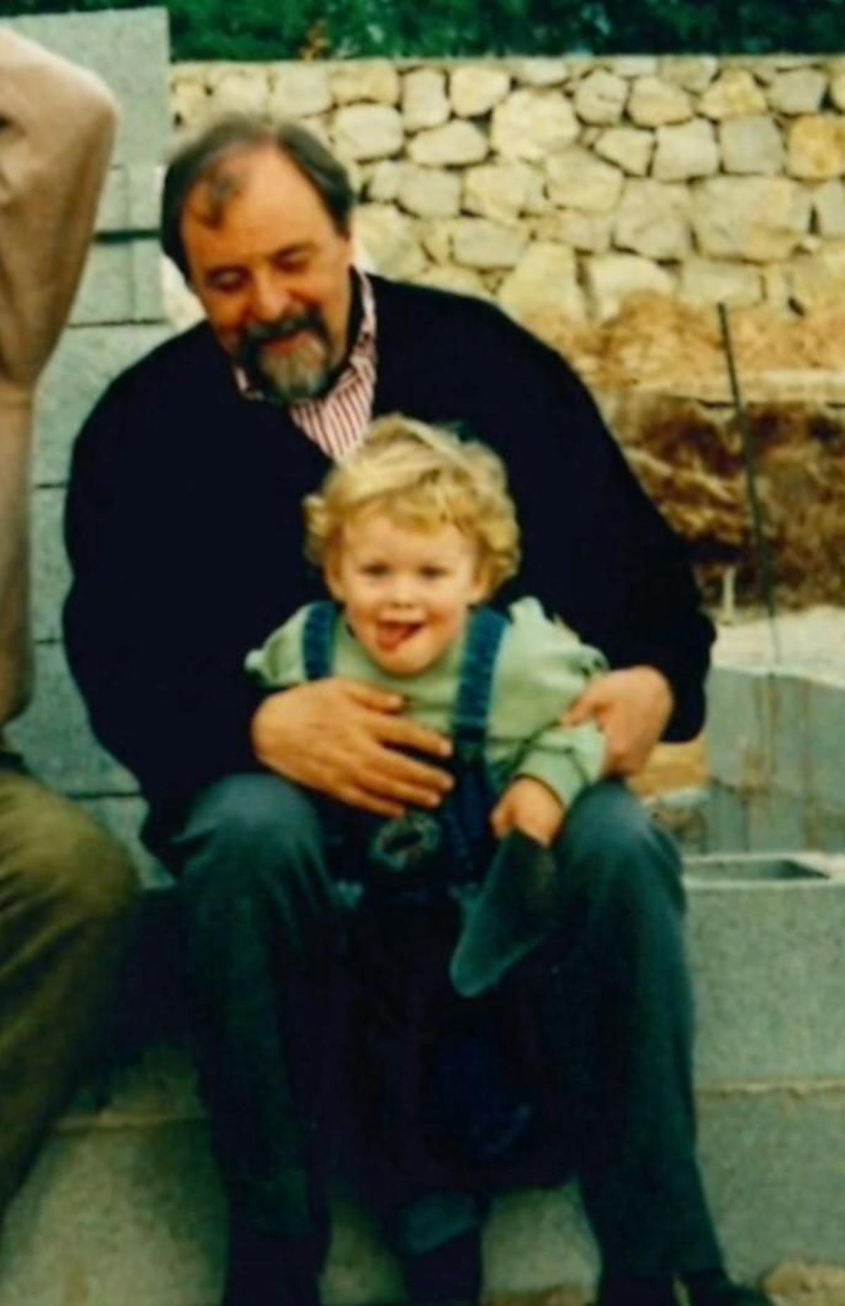 Un moment familiar entre avi i net.