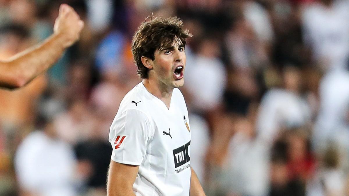 Javi Guerra celebra su gol contra el Barça
