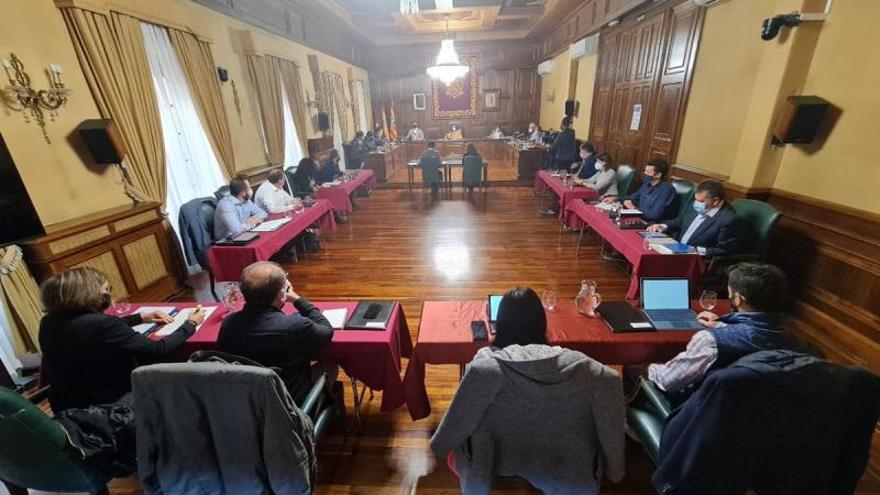 Imagen de archivo de una sesión plenaria en el Ayuntamiento de Teruel. | EL PERIÓDICO