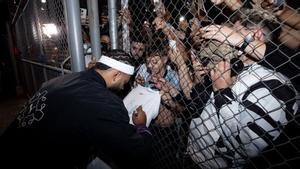 Depay firmando autógrafos a los aficionados