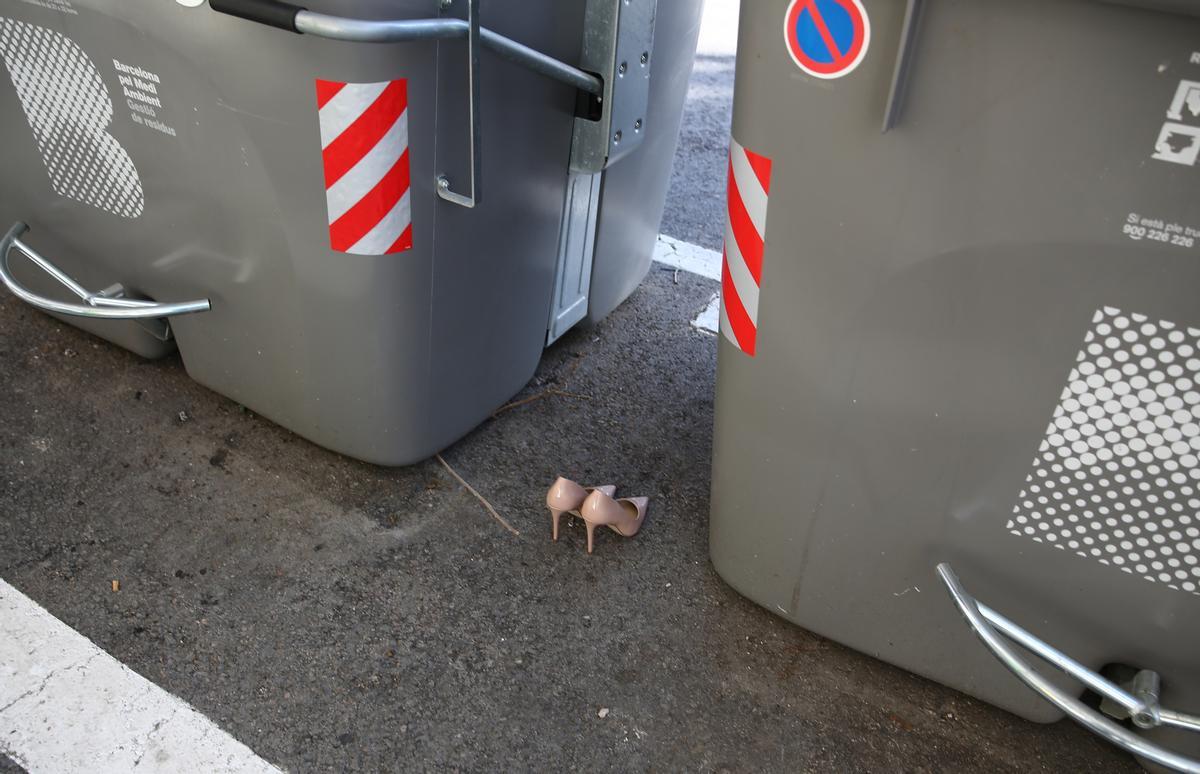 Zapatos abandonados junto a unos contenedores de Jardinets de Gràcia, quizás a les espera de nueva dueña