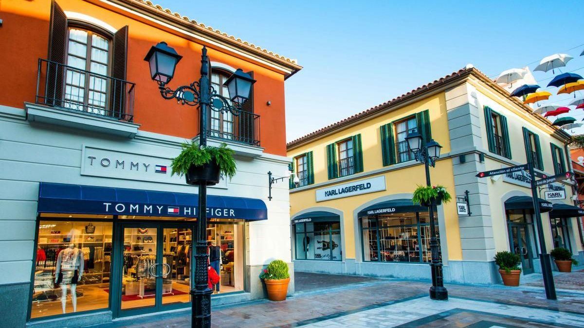 El centro McArthur Glenn Designer Outlet Málaga, junto a Plaza Mayor.