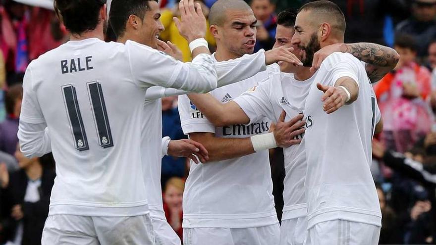 Karim Benzema celebra con James Rodríguez, Pepe, Cristiano Ronaldo y Gareth Bale el primero de los goles del Real Madrid al Getafe. // Efe