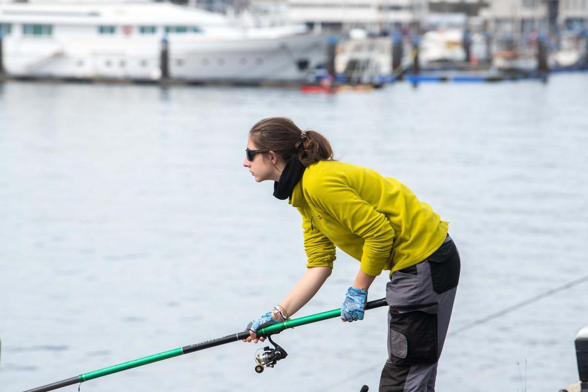 Competición de pesca en el dique de abrigo