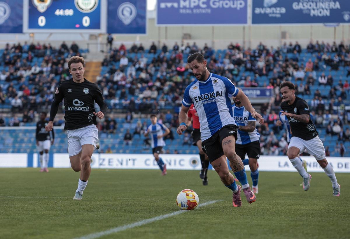 Fran Sol avanza con el balón durante el Hércules-Juventud Torremolinos de la jornada 15 en Primera RFEF.