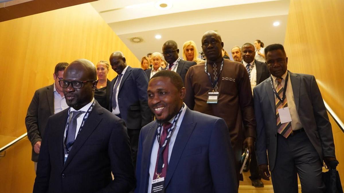 Cinco delegaciones de países de África participan de manera activa en Africagua. En la imagen superior, varios delegados africanos a su llegada al Palacio de Congresos