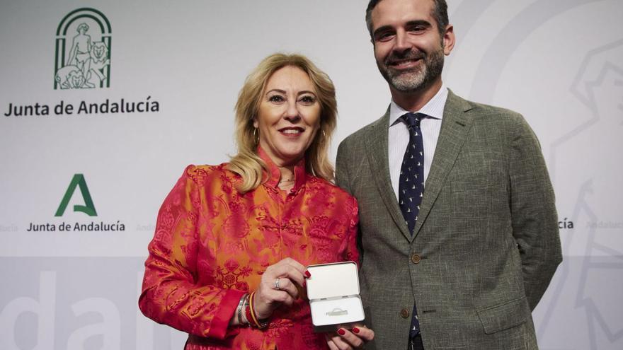 Carolina España y Ramón Fernández-Pacheco con los presupuestos, ayer. | JOAQUÍN CORCHERO / E.P.