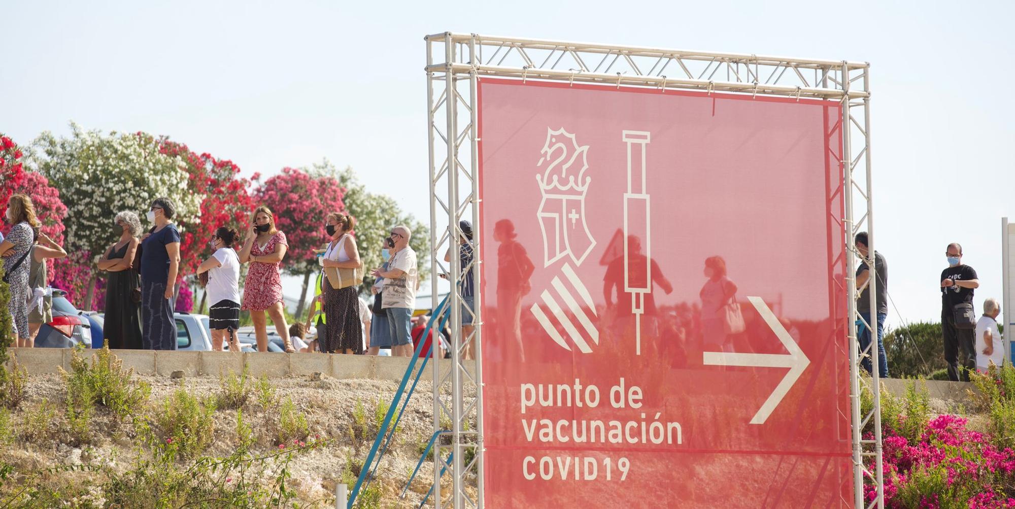 Cientos de personas hacen cola en Ciudad de la Luz para recibir la vacuna contra el covid