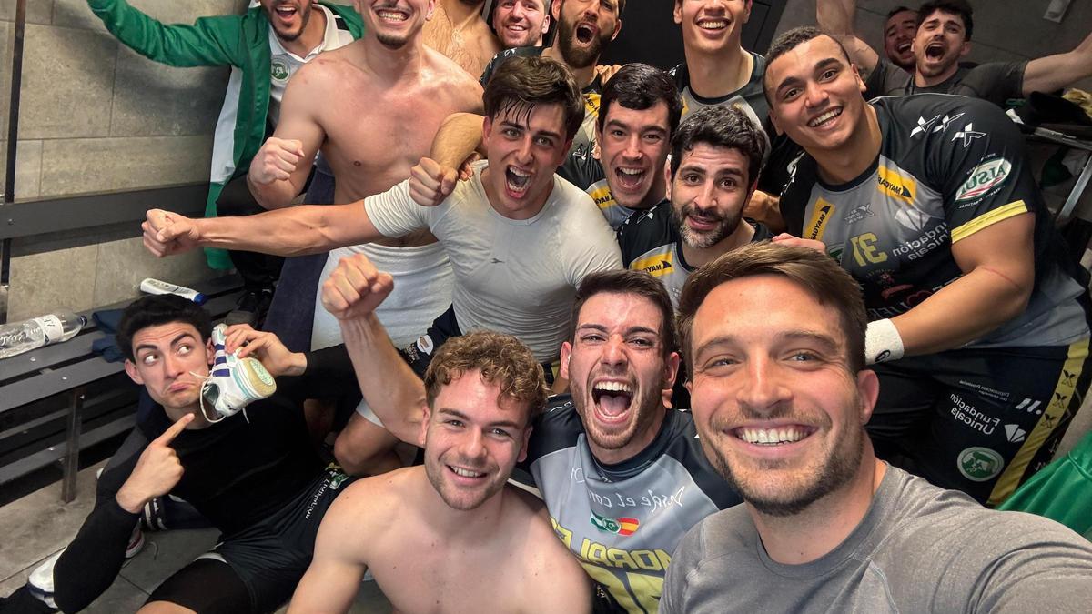 Los miembros del Balonmano Dólmenes Antequera celebrando el triunfo.