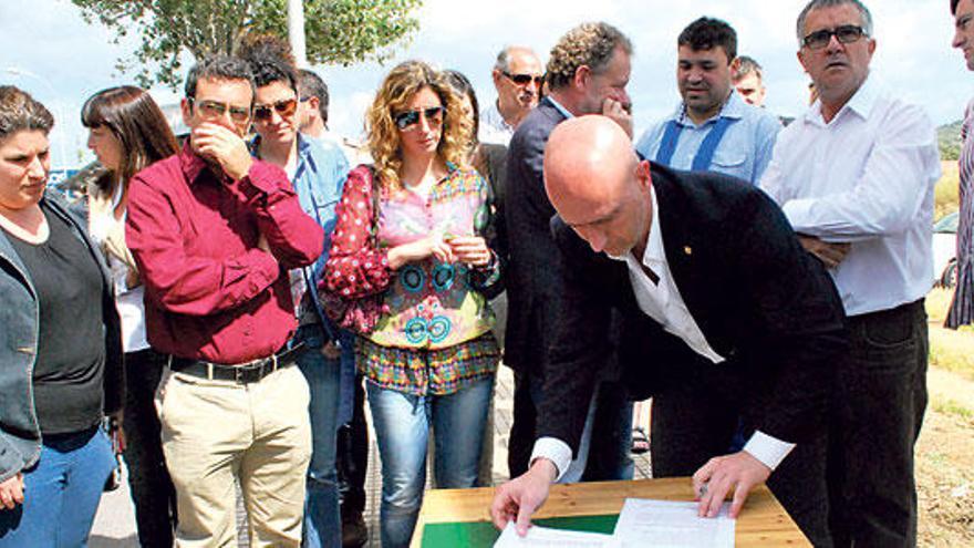 Foto de familia y momento de la firma del alcalde Pastor.