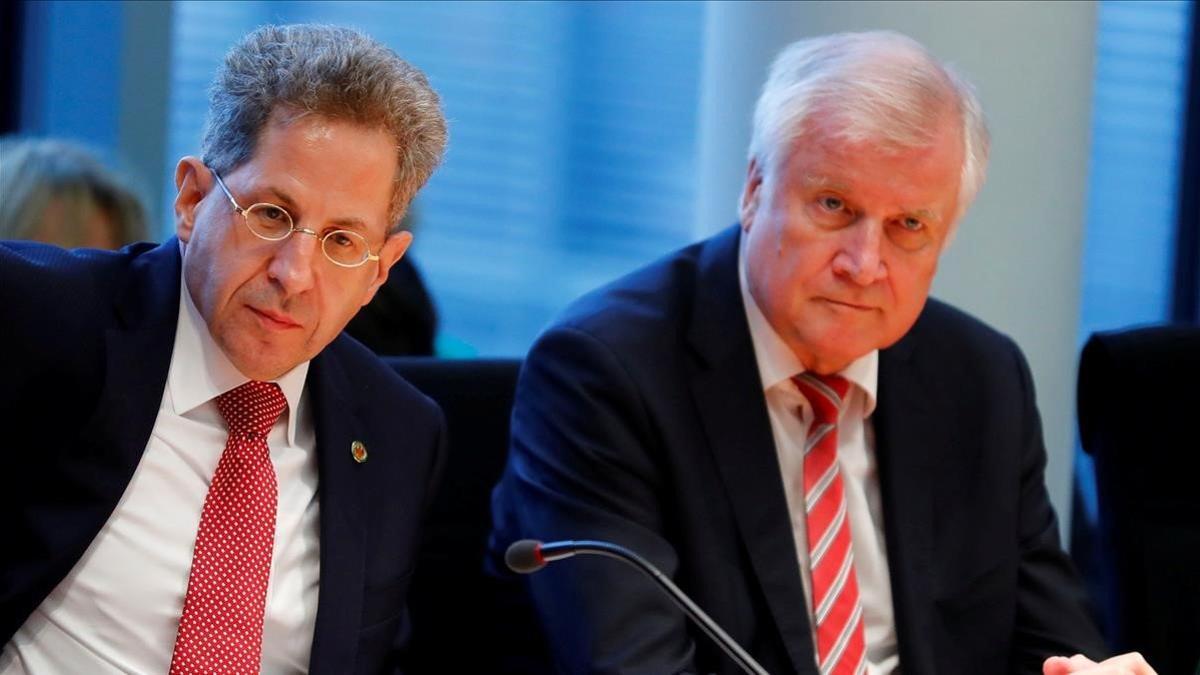 Hans-Georg Maassen, jefe del servicio secreto doméstico alemán (izquierda), junto al ministro del Interior, Horst Seehofer.