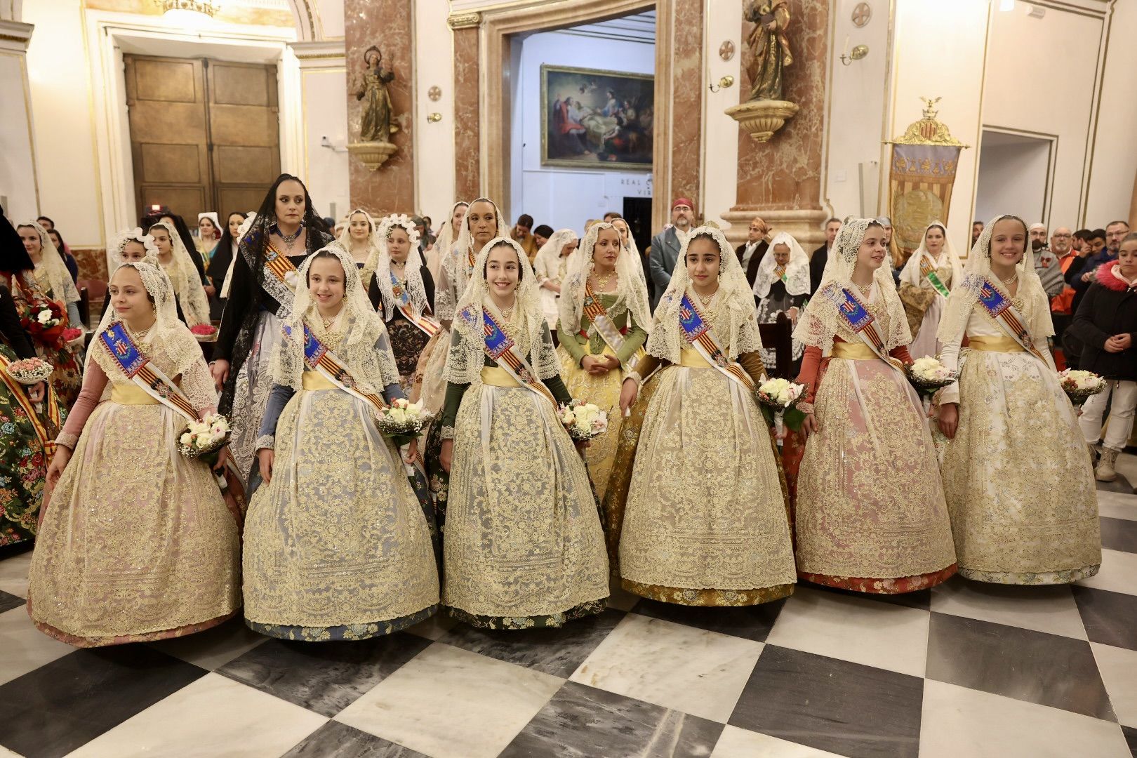 Ofrenda Fallas 2023 | Así ha sido la llegada de Paula Nieto a la plaza de la Virgen