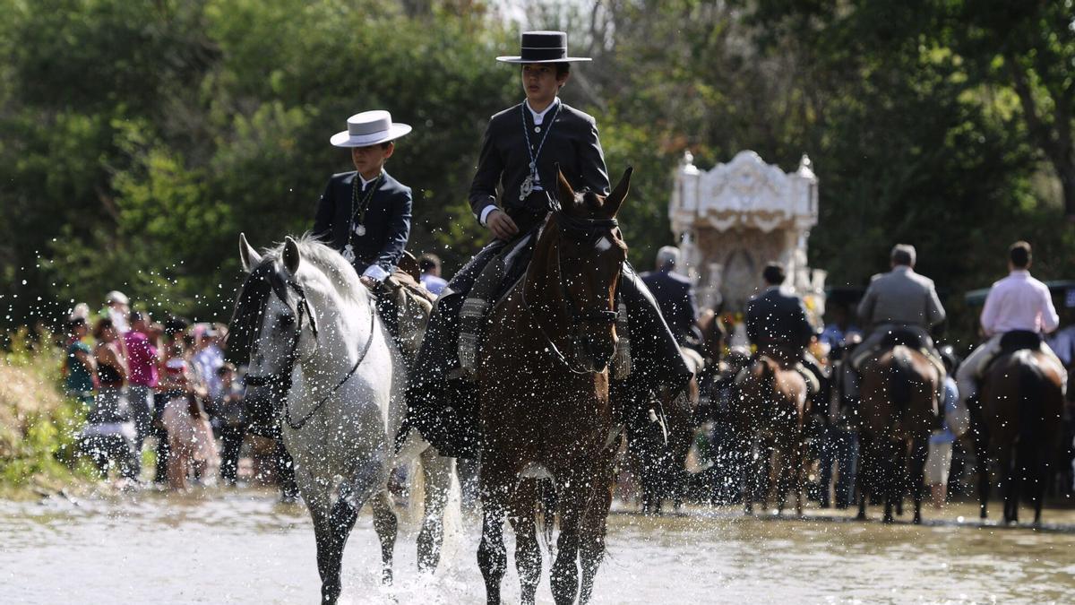 La hermandad del Rocío de Écija atravesando a el Vado del Quema situado en la localidad sevillana de Aznalcázar en su peregrinación hacia la ermita de El Rocío (Huelva).