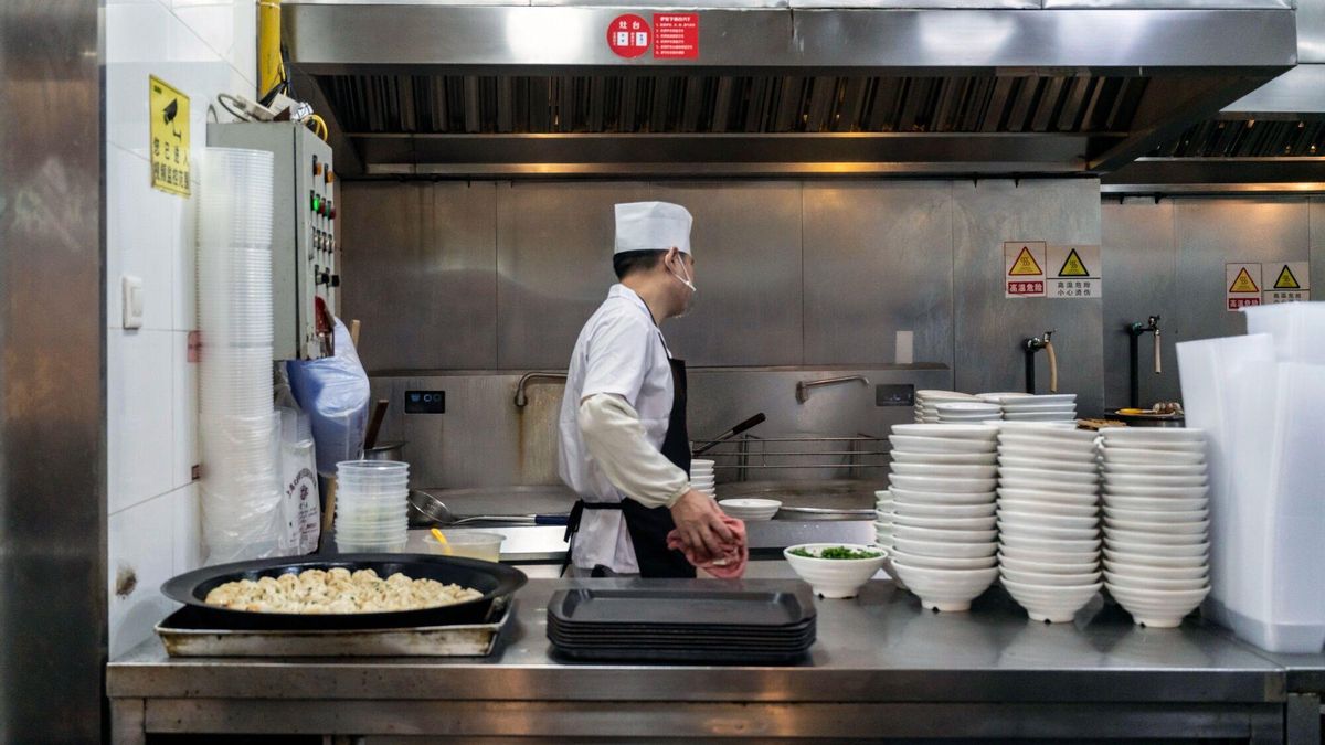 Dos adolescentes deberán pagar 300.000 dólares por orinar en una olla de caldo en un restaurante en Shanghái