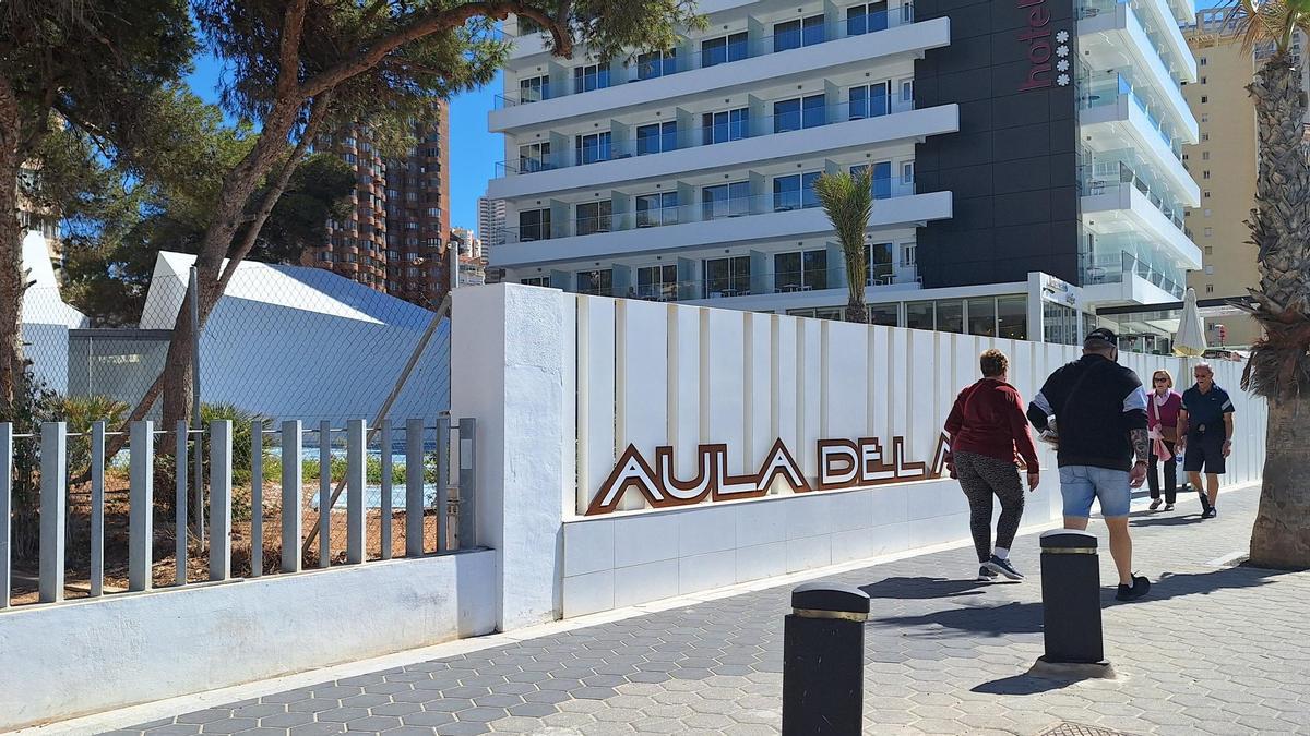 El Aula del Mar de Benidorm en plena playa de Levante.