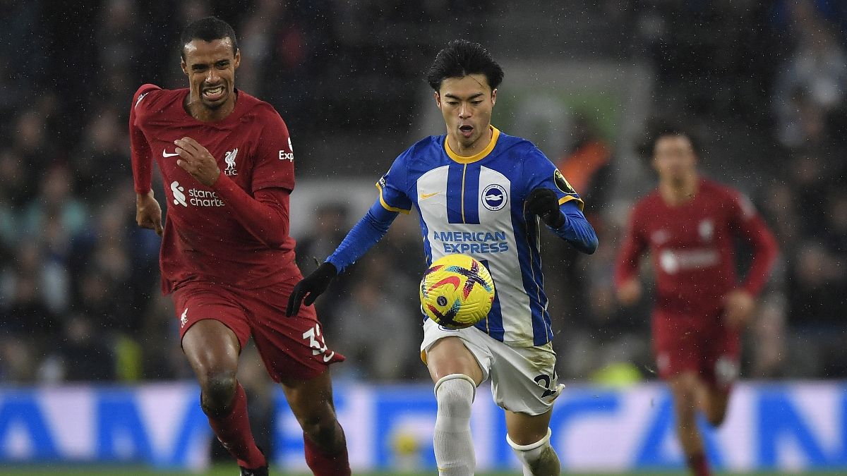 Mitoma, conduciendo el balón frente a Matip