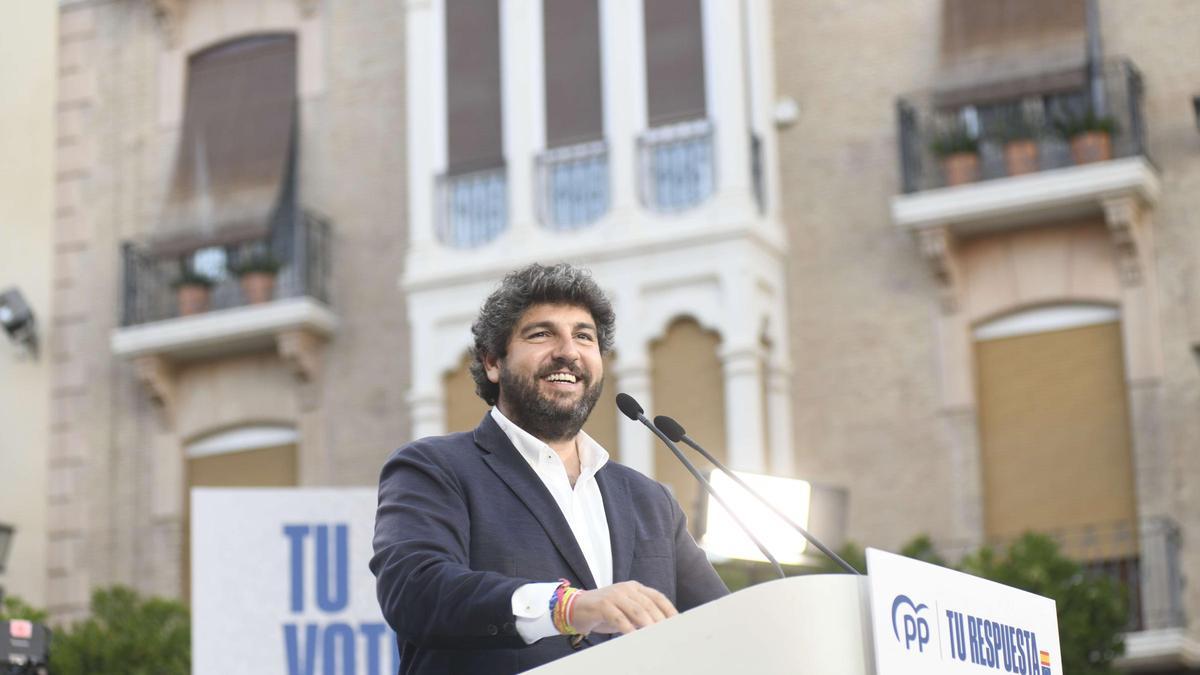 López Miras, durante el mitin de hace unos días en la plaza Belluga de Murcia.