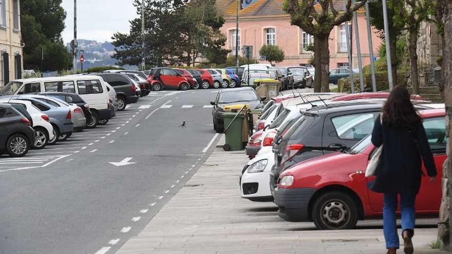 Vehículos estacionados en la calle Maestranza.