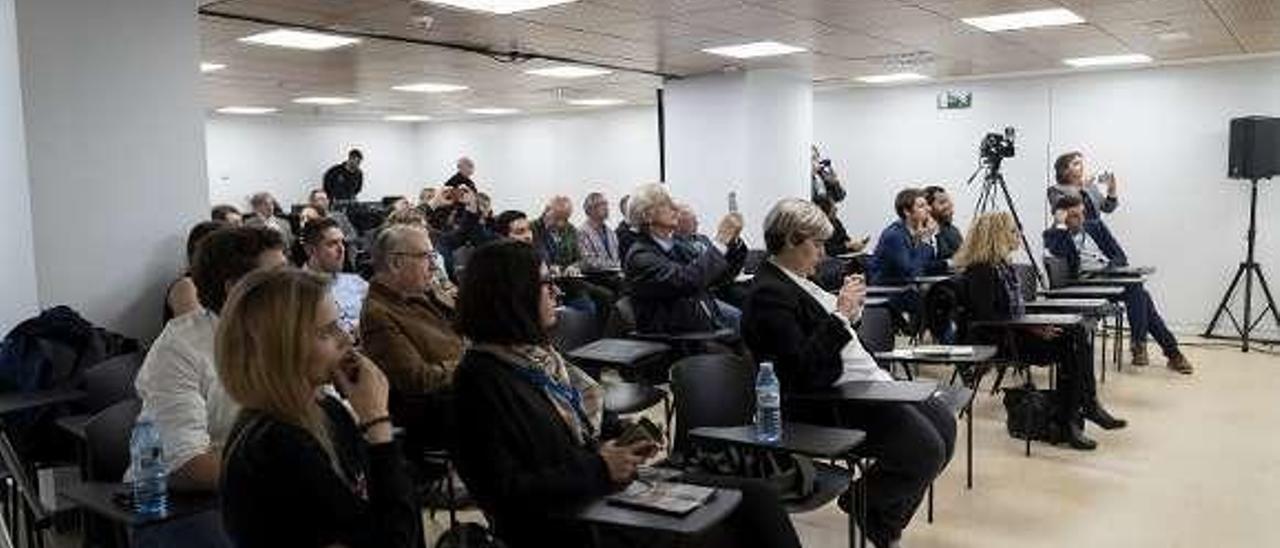 Asistentes a la jornada de Urología ayer en el hospital. // Enzo Sarmiento