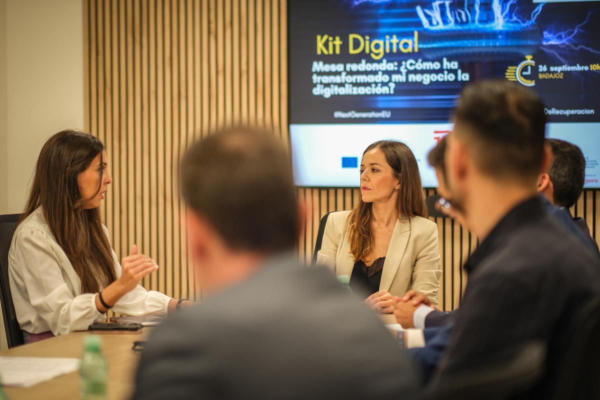 Celina Pérez Casado, directora general de Empresa de la Consejería de Economía, Empleo y Transformación Digital de la Junta de Extremadura y Rocío Cantero, periodista conductora de la mesa.