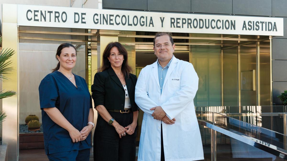 Dra. Llanos Medrano, directora del Laboratorio de FIV de IVF-Life Alicante; Mª José Gómez Torres, directora del ‘Máster en formación permanente en fertilidad humana’ y Dr. Sergio Rogel, director Médico de IVF-Life Alicante.