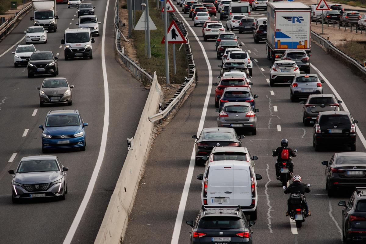 La UE aprueba la norma 'Euro 7' para para reducir las emisiones de los coches a partir de 2026.