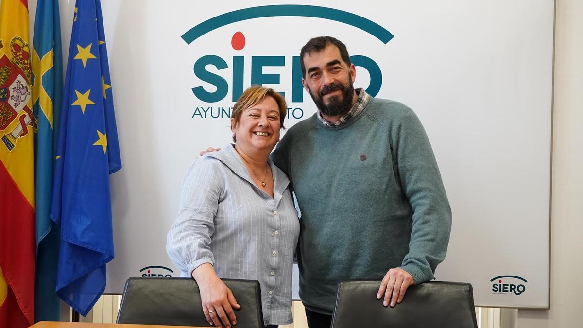 La edil de Festejos, Ana Rosa Nosti, con el organizador del Mercáu, Guillermo Pérez.