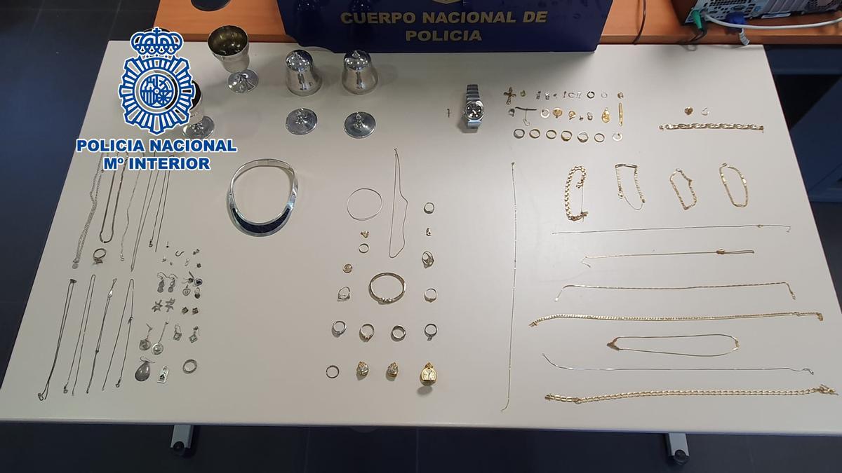 Imagen facilitada por la Policía Nacional de las joyas robadas en la operación