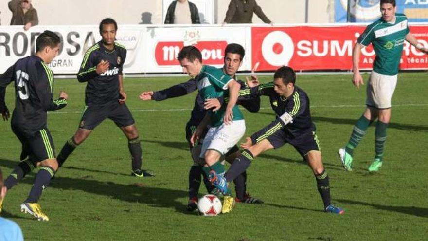 Un jugador del Coruxo es presionado por varios rivales en el encuentro contra el Madrid C. // De Arcos