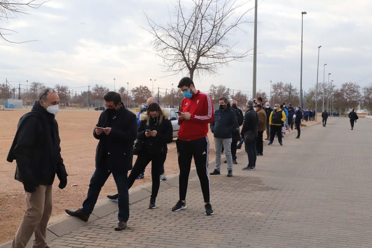 Colas en el estadio de El Arcángel para retirar las entradas del Córdoba CF-Getafe