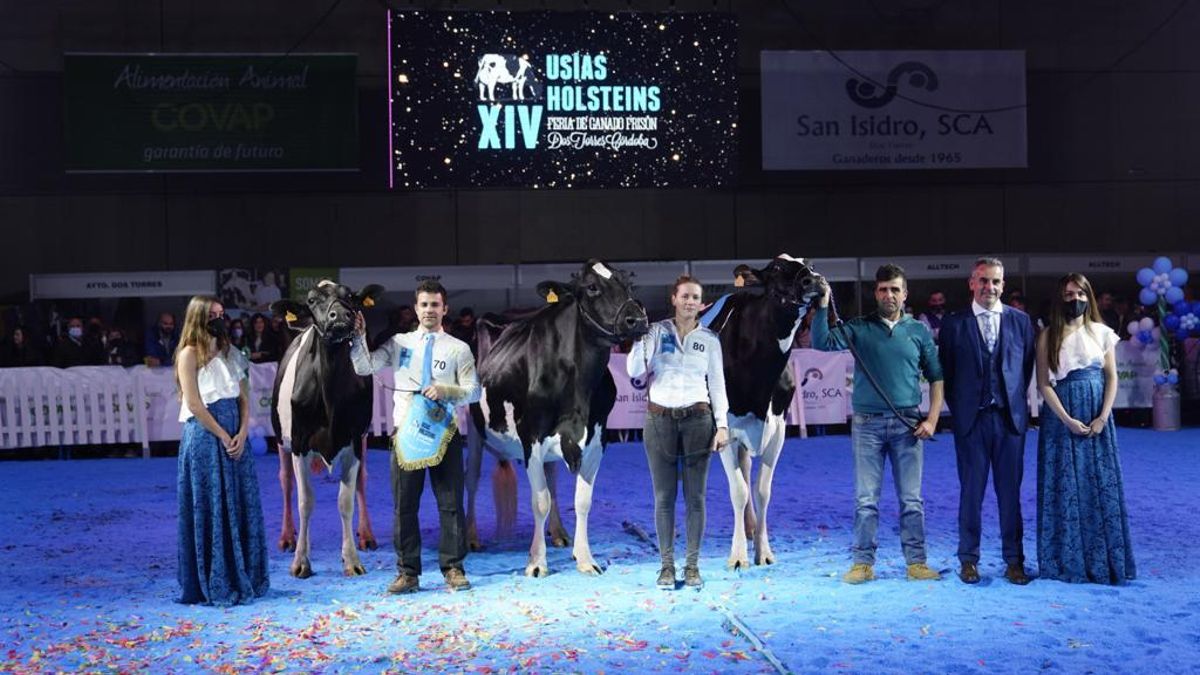 Las vacas ganadoras, con sus criadores, al finalizar el concurso morfológico.