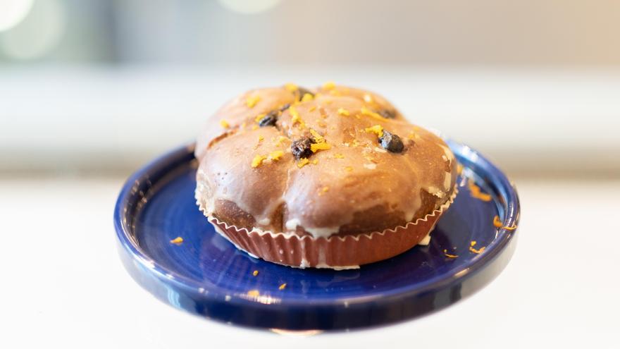 Así se prepara el 'Tianet' de Sant Sebastià, la coca de algarroba y naranja, creación del pastelero Lluís Pérez