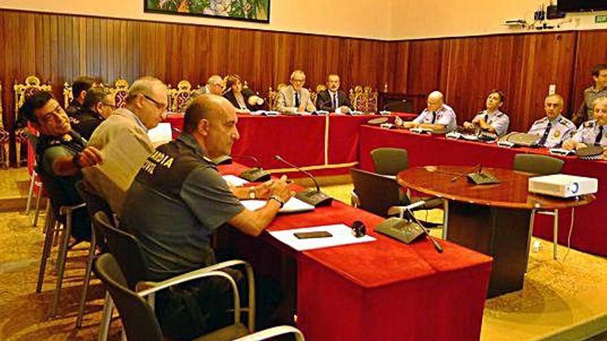 Representants dels cossos policials i el govern de Figueres, moments abans de l&#039;inici de la Junta.