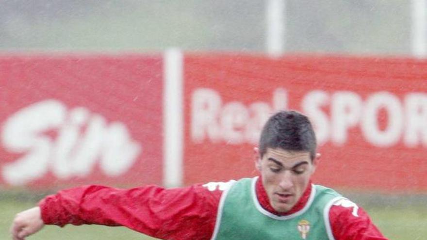 Borja López, ayer, conduciendo el balón en Mareo.