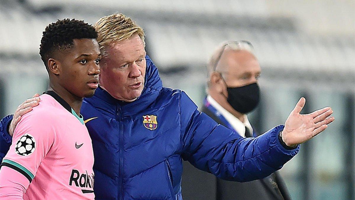 Koeman, con Ansu Fati durante el partido